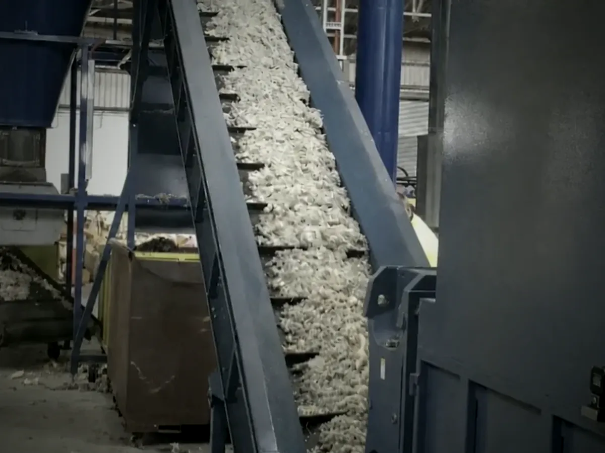 Shredded material on the incline conveyor