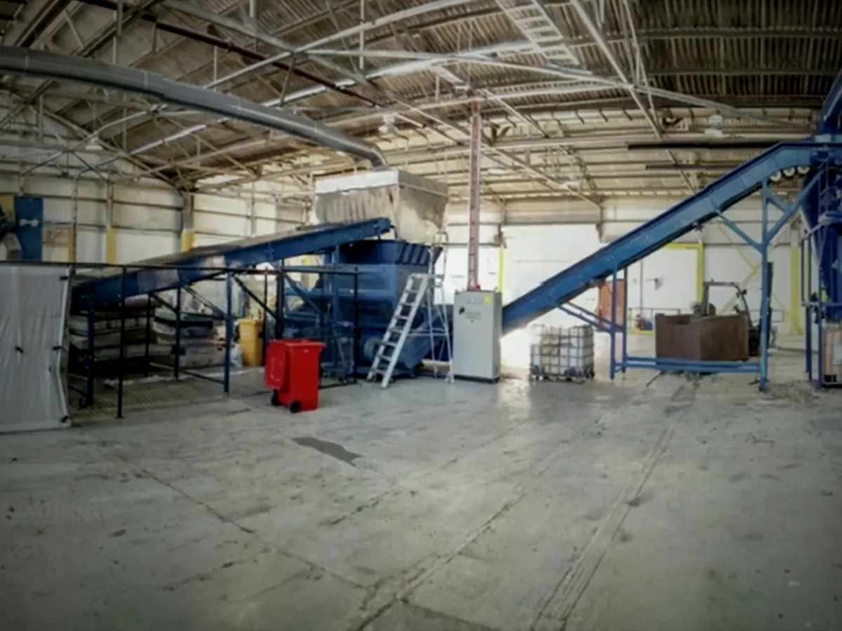 The processing line, with suction and dust extraction overhead